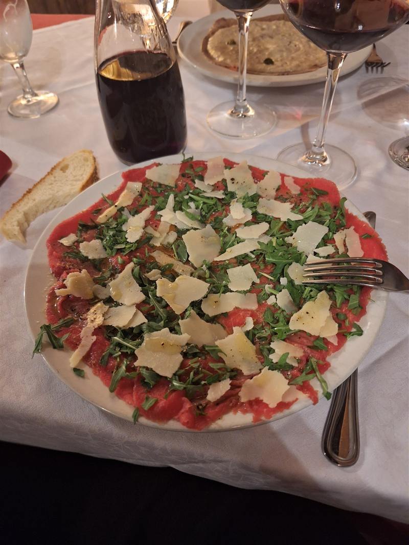 Carpaccio con rucola e scaglie di parmigiano