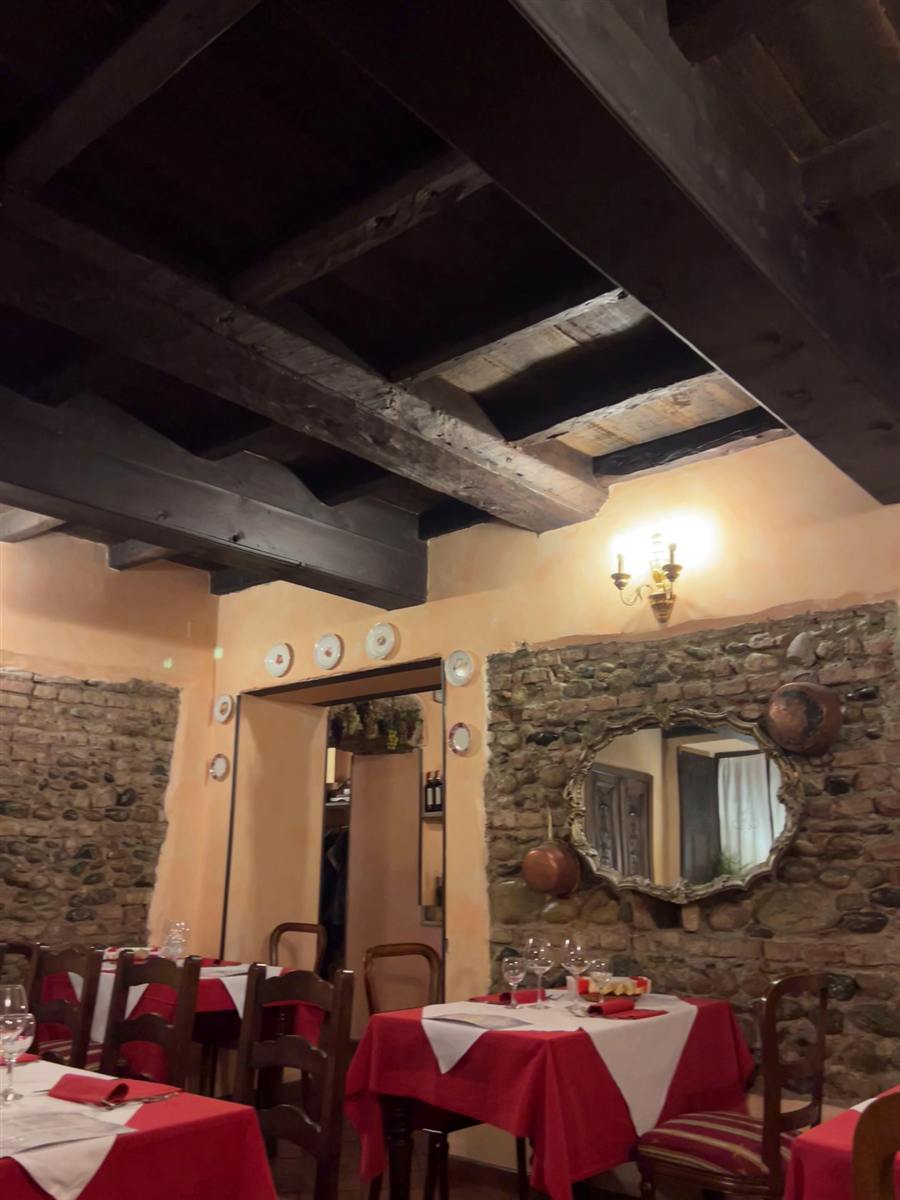 La sala della Taverna Dei Mercanti con travi a vista e muri in pietra