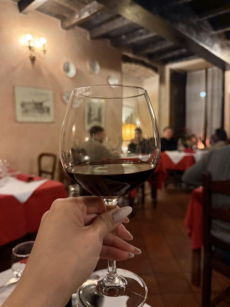 Calice di vino rosso nella sala della taverna